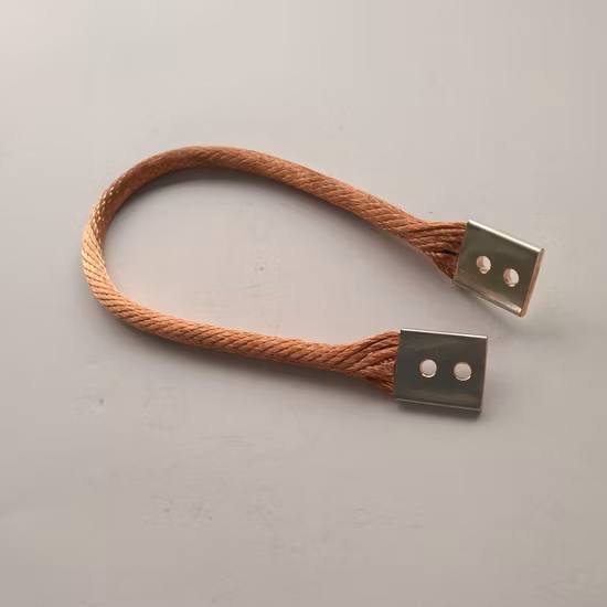 Os conectores trançados de cobre flexíveis isolados medem o cabo da bateria marinha e o conjunto estanhado do talão